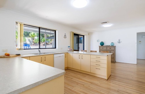 Corlette Maison | 'Kallaroo', 3 Kallaroo Street- grande maison avec vue, piscine, WIFI et climatisation