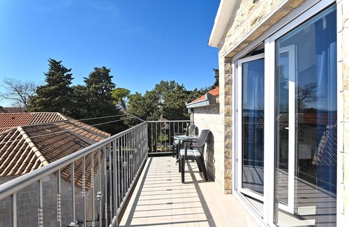 Kastel Kambelovac Appartement | KAMBELOVAC 2 - Appartement élégant et confortable pour 5 personnes situé à 150 m d'une plage