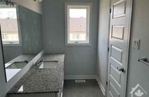 Ottawa Division Maison | Kanata 3bed/2.5Bath/Sleeps 10/2000sqft Luxury End Unit Townhouse/UpgradedKitchen