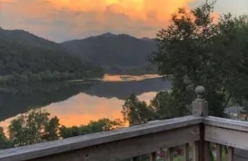 Charlton Heights Maison | Kanawha River Mountain House