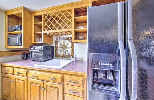 La Cygne Appartement | Kansas Countryside Studio w/ Swimming Pond!