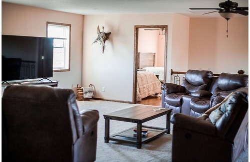 Great Bend Maison | Kansas Hunting Lodge: Perfect for Larger groups