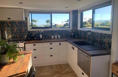 Hapuku Maison | Kanuka Terrace - The Little Black House