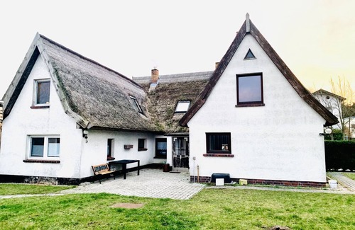 Graal Mueritz Maison | Kapitäns HUS 2 - nur 300m zum Strand, mit Infrarotsauna, Großer Garten, Kamin, Carport - Kapitäns