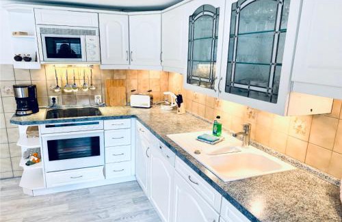Graal Mueritz Maison | KAPITÄNS HUS - traditionelles Reethaus strandnah, Sauna, großer Garten, PKW-Stellplätze
