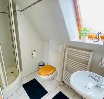 Graal Mueritz Maison | KAPITÄNS HUS - traditionelles Reethaus strandnah, Sauna, großer Garten, PKW-Stellplätze