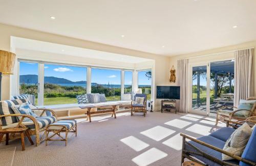 Waikanae Maison | Kapiti Panorama - Waikanae Beach Holiday Home