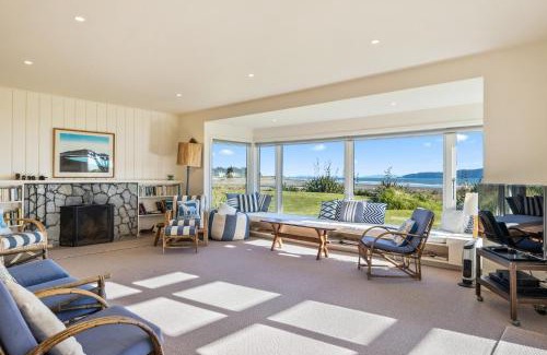 Waikanae Maison | Kapiti Panorama - Waikanae Beach Holiday Home