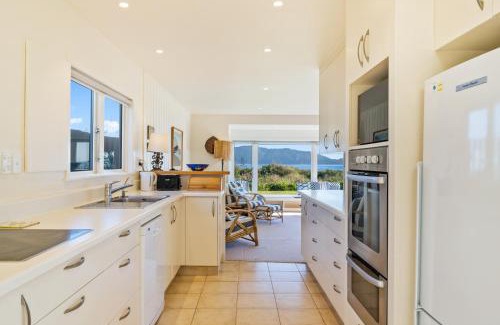 Waikanae Maison | Kapiti Panorama - Waikanae Beach Holiday Home
