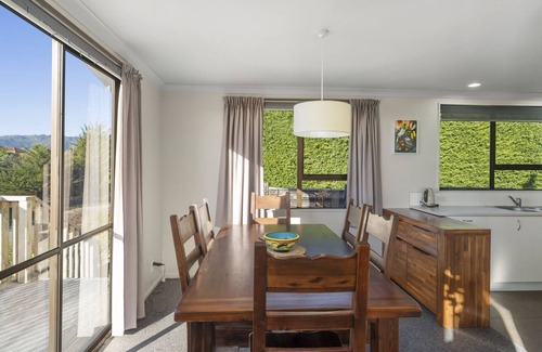 Waikanae Maison | Kapiti Views - Waikanae Beach Holiday Home