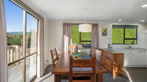 Waikanae Maison | Kapiti Views - Waikanae Beach Holiday Home