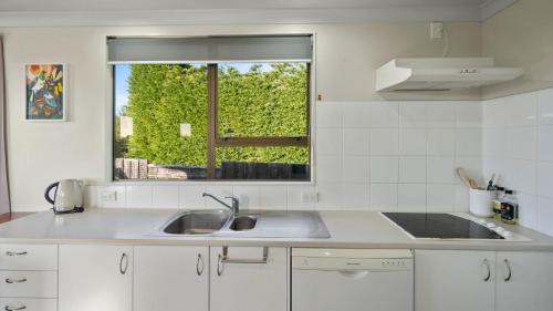 Waikanae Maison | Kapiti Views - Waikanae Beach Holiday Home
