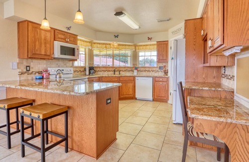 Johnson City Maison | Kara's Place - Sunny 3 Bedroom Farmhouse w/ Pool