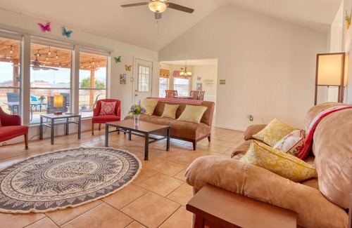Johnson City Maison | Kara's Place - Sunny 3 Bedroom Farmhouse w/ Pool