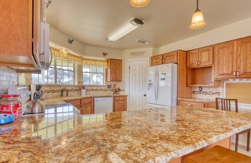Johnson City Maison | Kara's Place - Sunny 3 Bedroom Farmhouse w/ Pool