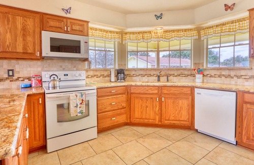 Johnson City Maison | Kara's Place - Sunny 3 Bedroom Farmhouse w/ Pool