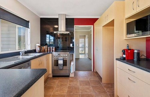 Taupo Maison | Karamu Retreat - great base for group or family, quiet area, two storey, sunny with outdoor deck.