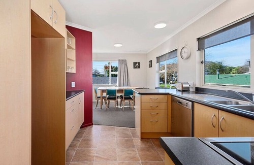 Taupo Maison | Karamu Retreat - great base for group or family, quiet area, two storey, sunny with outdoor deck.