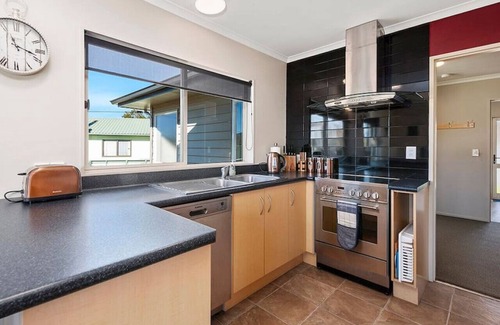 Taupo Maison | Karamu Retreat - great base for group or family, quiet area, two storey, sunny with outdoor deck.