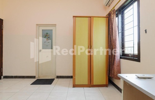 Binong Hôtel | Karawaci Taman Permata Tiga Mitra RedDoorz