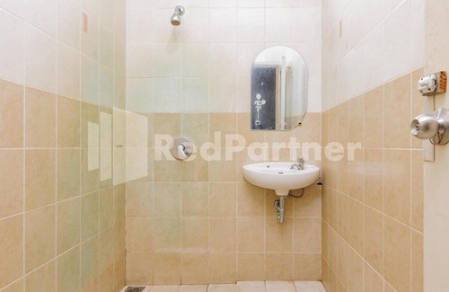 Binong Hôtel | Karawaci Taman Permata Tiga Mitra RedDoorz