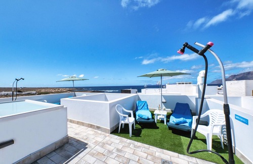 Caleta de Famara Chalet De Ski | Karma Famara 2 - 25m de la plage, wifi rapide et terrasse sur le toit