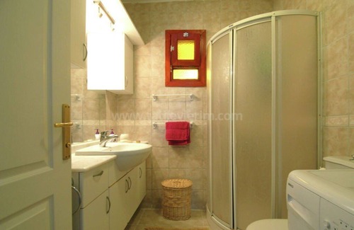 Gumusluk Appartement | Appartement Karya Gumusluk Bodrum avec vue sur la mer et piscine communautaire.