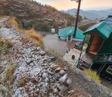Kasauli Chalet De Ski | Kasauli cascade a cheerfull 4 Bedroom challet