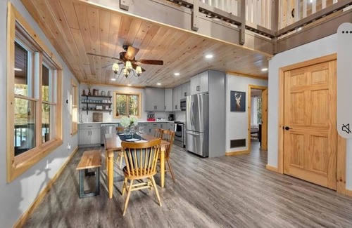 Altmar Cabine | Kasoag Lake lodge-ATV + snowmobile right from your door.Great fishing close by!