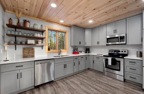 Altmar Cabine | Kasoag Lake lodge-ATV + snowmobile right from your door.Great fishing close by!