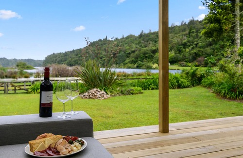 Rotoma Maison | Kauri Cottage - Lake Rotoehu Holiday Home