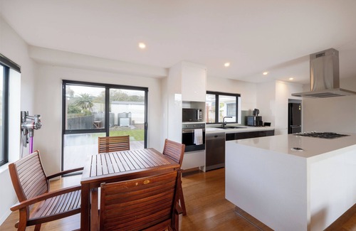 Kawakawa Bay Maison | Kawakawa Bay Beach Bliss - Auckland Holiday Home