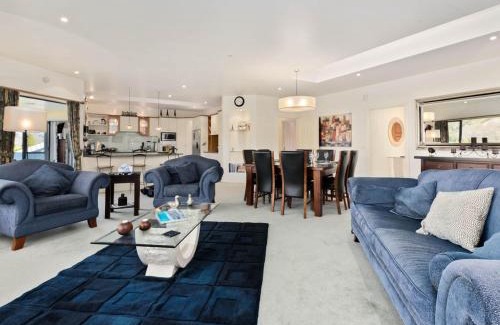 Lowburn Maison | Kawarau Bay View - Cromwell Holiday Home