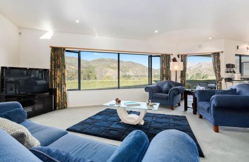 Lowburn Maison | Kawarau Bay View - Cromwell Holiday Home