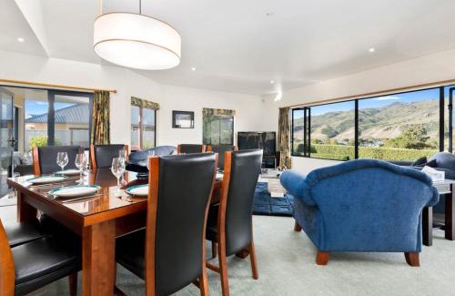 Lowburn Maison | Kawarau Bay View - Cromwell Holiday Home