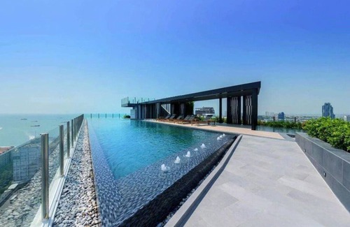 Pattaya Bay Appartement | Kaws Theme - Luxury Seaview High Floor l Infinity Pool l Central Pattaya