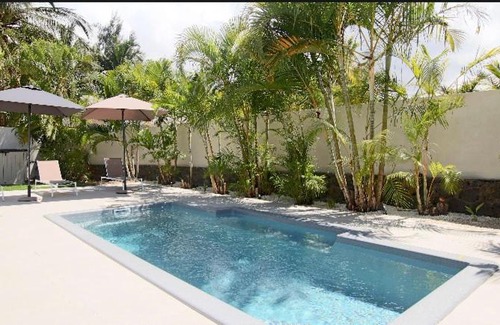 Etang Sale Les Bains Villa | Kaz Vavang magnifique villa 4 ETOILES piscine chauffée
