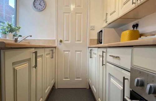 Stoke-on-Trent Maison | Keary Entire House. 3 beds. Bright and Cheerful.