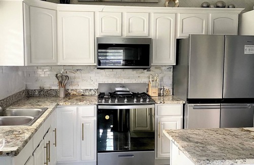 Estate Sion Hill Maison | Keepsake Oasis, Mid-Island 3-Bed Modern Cozy Home with AC, WiFi, Quiet Residence