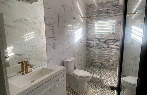 Estate Sion Hill Maison | Keepsake Oasis, Mid-Island 3-Bed Modern Cozy Home with AC, WiFi, Quiet Residence