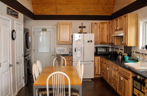 Payson Cabine | Keith Château; A Cheerful A-Frame Cabin ❤️