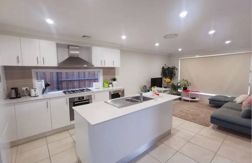 Kellyville Maison | Kellyville Adorable 5Br - Closed to Shops & Parks