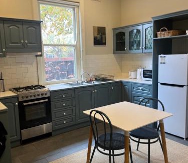 Albury Maison | Kelpie Cottage, Luxe 1930s Stay in the Heart