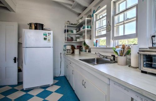 Kennebunk Maison | Kennebunk Cottage with Private Beach and Ocean Views!