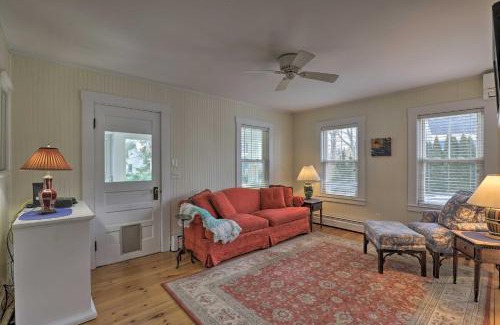 Kennebunk Maison | Kennebunk Cottage with Yard Less Than 1 Mi to Beach!