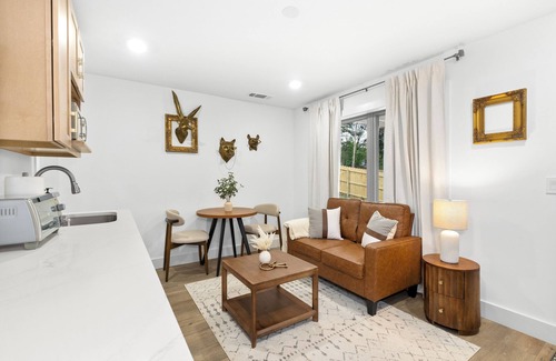 Town Center Appartement | Kennesaw Charm Suite- 3 min from Kennesaw, Private Entry & Pet Friendly!