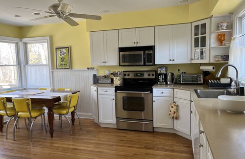 Southold Maison | Kenney's Beach House, Short Walk to Best Swimming and Sunset Sound Beach