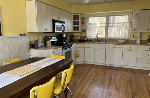 Southold Maison | Kenney's Beach House, Short Walk to Best Swimming and Sunset Sound Beach
