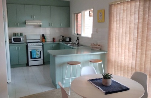 Kensington Maison | Kensington 3BR Townhouse 10min walk Flemington Racetrack & 15min MelbShowground