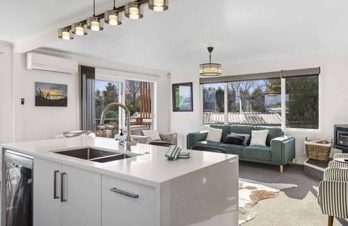 Richmond Heights Maison | Kensington Gem-Family Getaway
